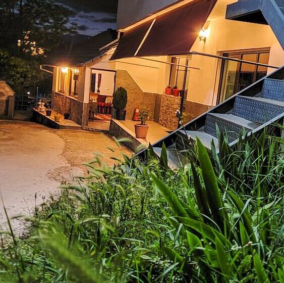 膳宿费 Clockwise Gjirokaster