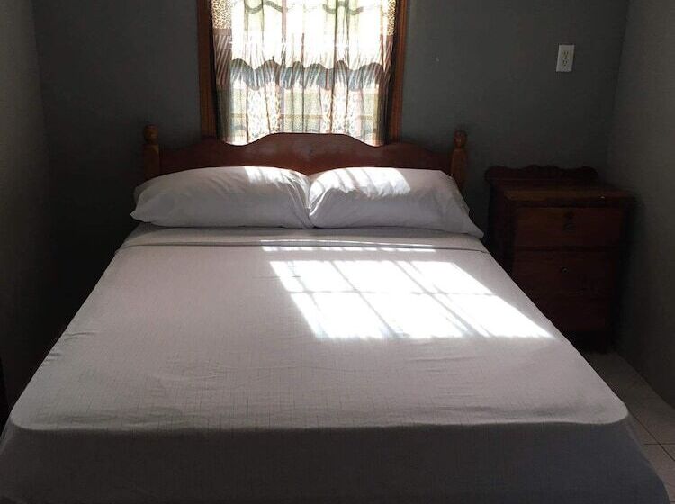פנסיון Lorraine's Guest House