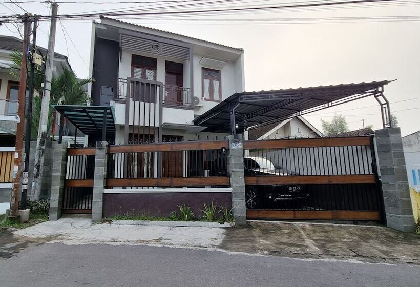 펜션 Oemah Wisata Ringinsari