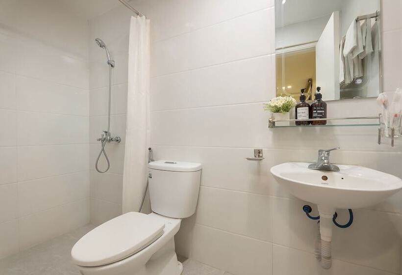 Queen Cafe Hotel & Pub