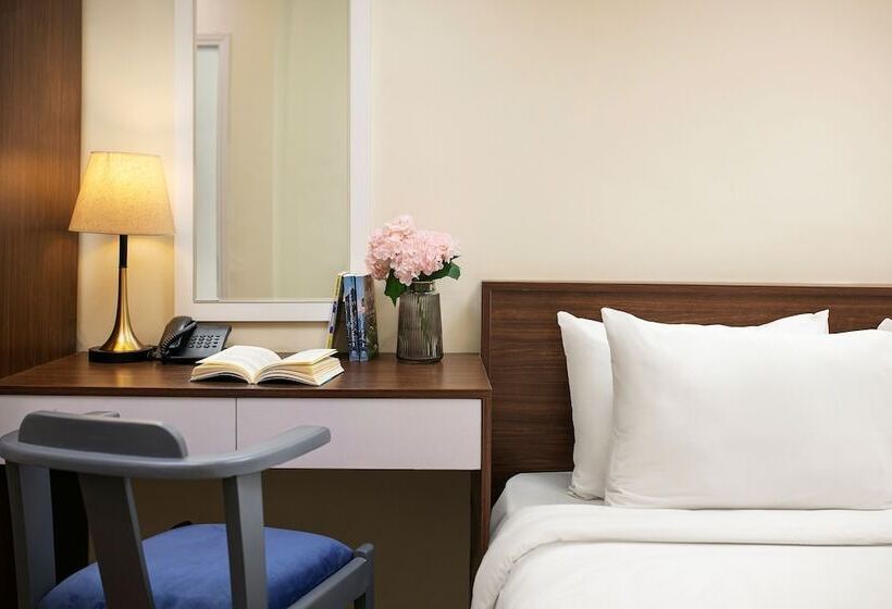 Queen Cafe Hotel & Pub