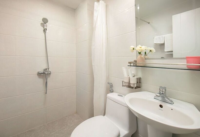 Queen Cafe Hotel & Pub