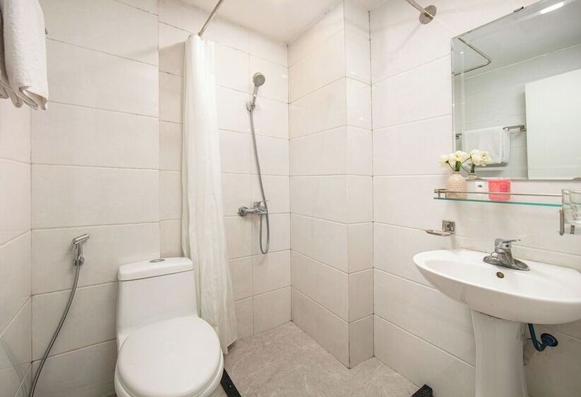 Queen Cafe Hotel & Pub