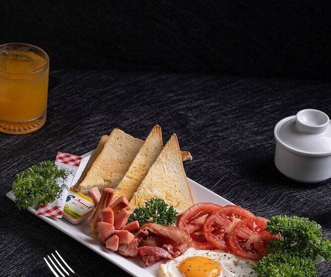 Queen Cafe Hotel & Pub