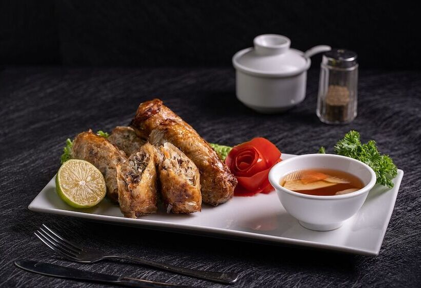 Queen Cafe Hotel & Pub