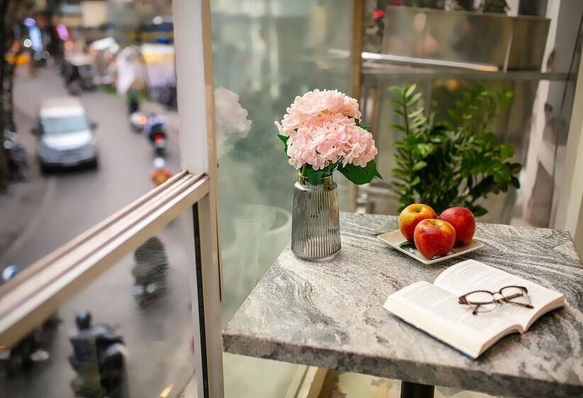 Queen Cafe Hotel & Pub