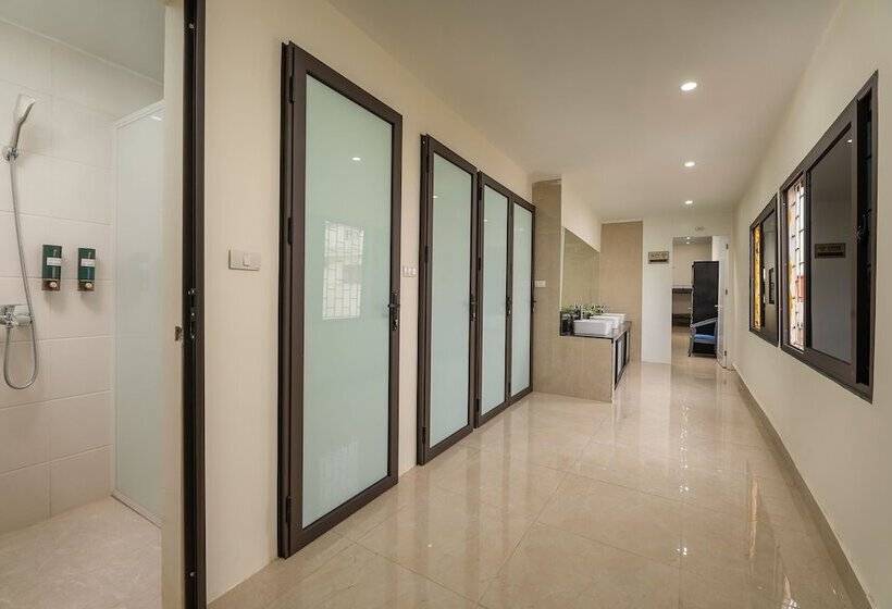 Queen Cafe Hotel & Pub