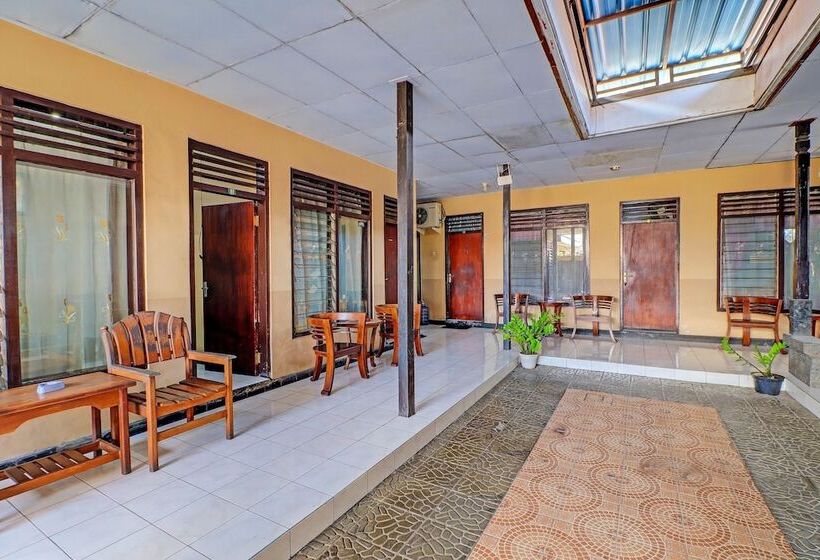 Spot On 92028 Hotel Surya Near Pelabuhan Gilimanuk