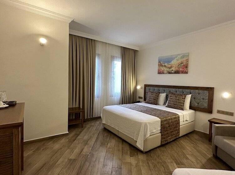 Troi̇ada Otel