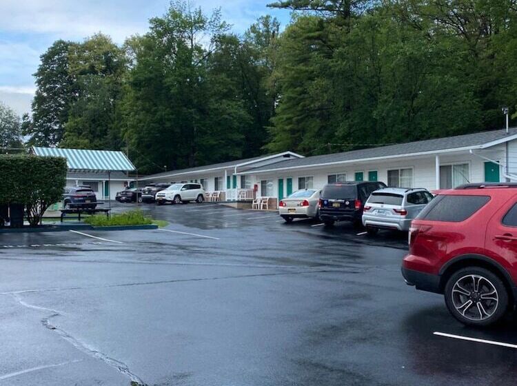 Brookside Motel & Cabins