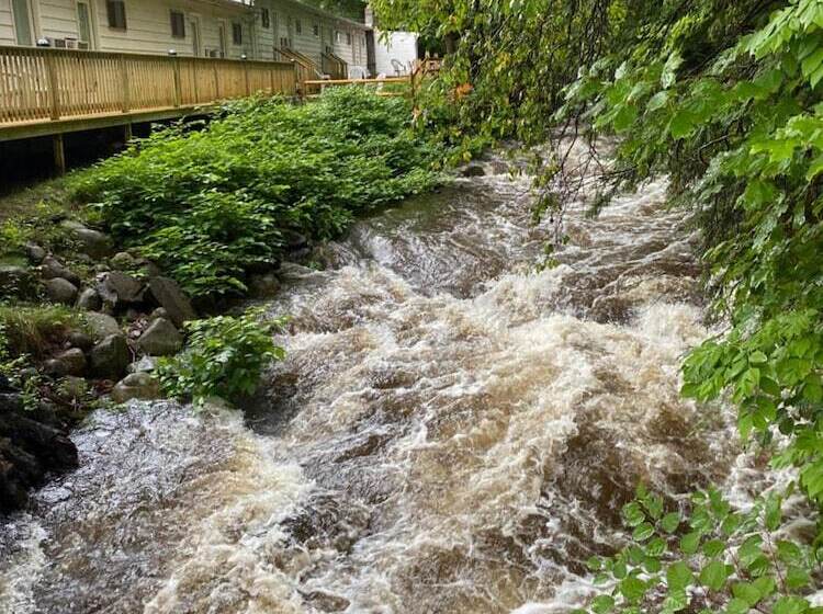 Brookside Motel & Cabins