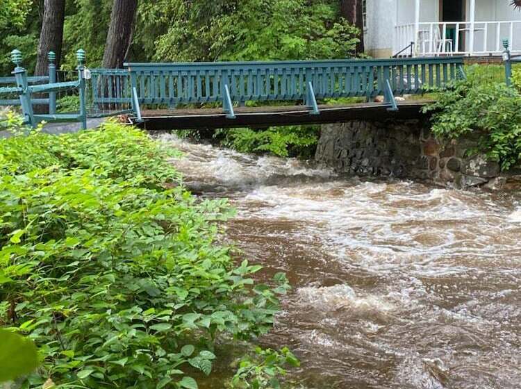 Brookside Motel & Cabins