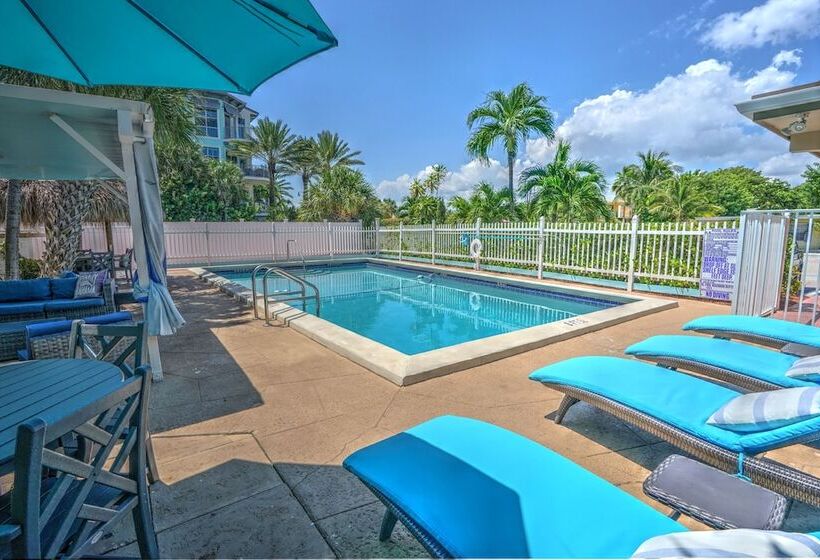 Castle By The Sea Motel