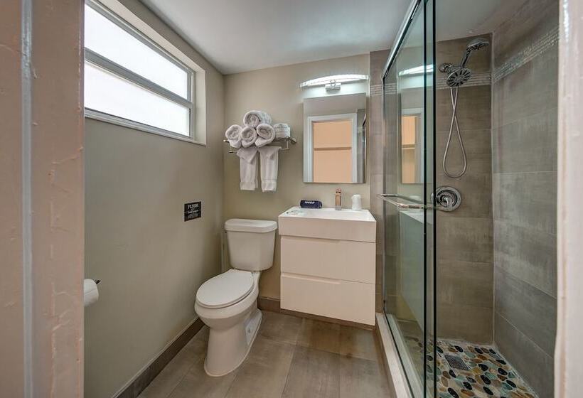 Castle By The Sea Motel