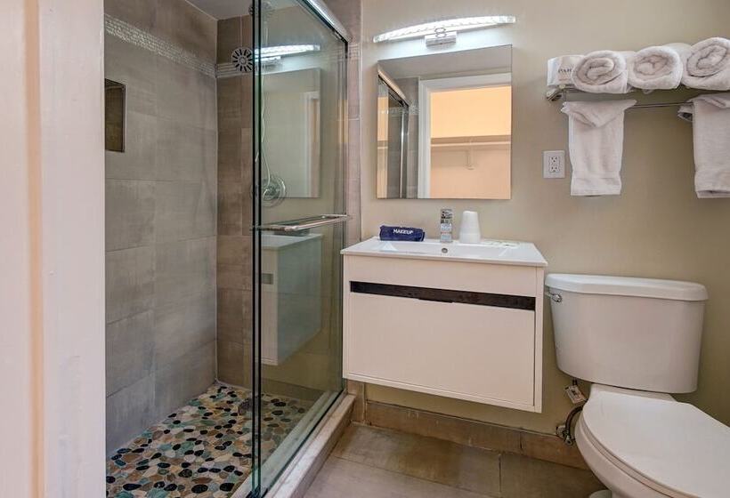 Castle By The Sea Motel