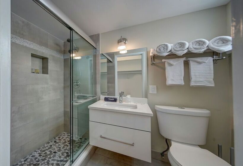 Castle By The Sea Motel