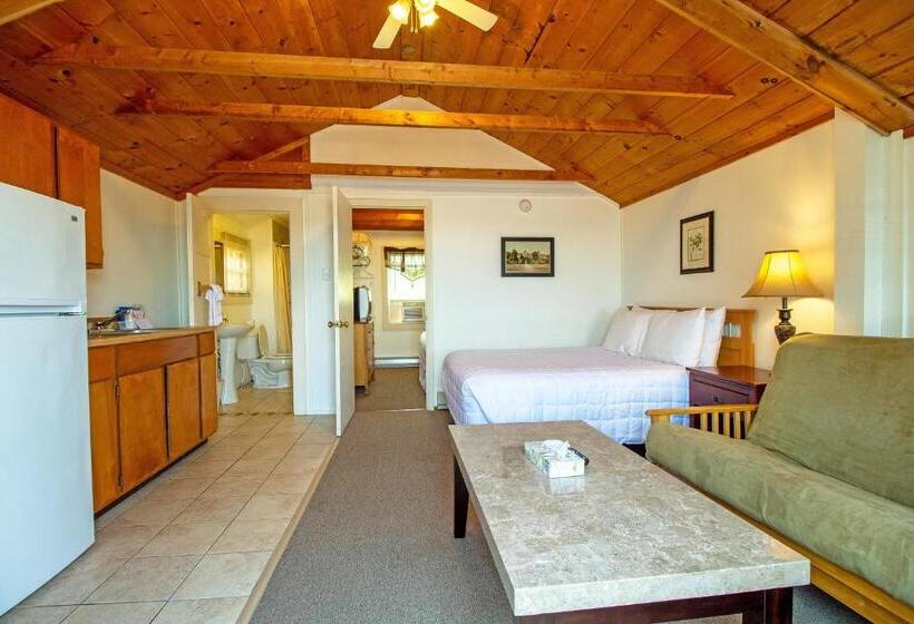 Half Moon Motel & Cottages