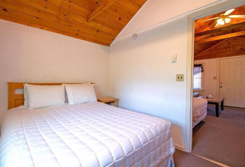 Half Moon Motel & Cottages