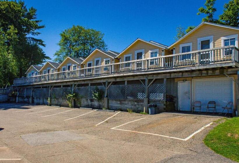 Half Moon Motel & Cottages