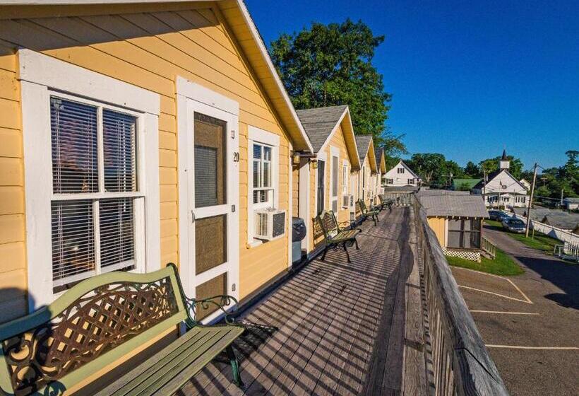 Half Moon Motel & Cottages