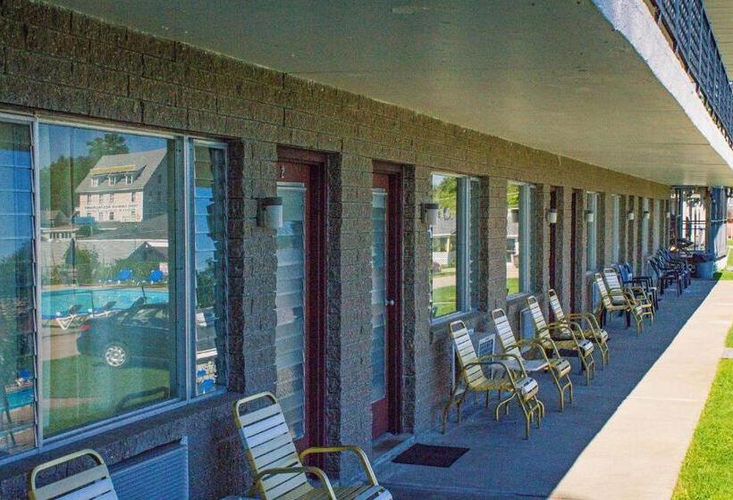 Half Moon Motel & Cottages