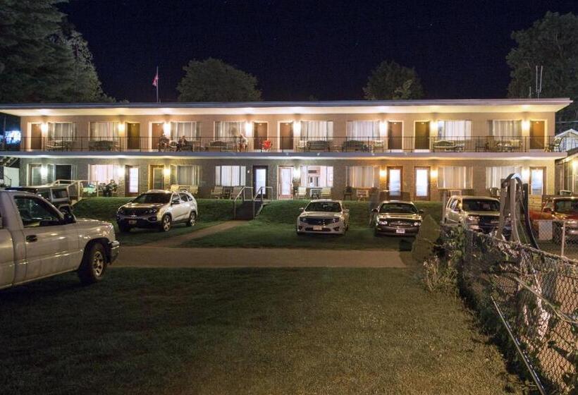 Half Moon Motel & Cottages