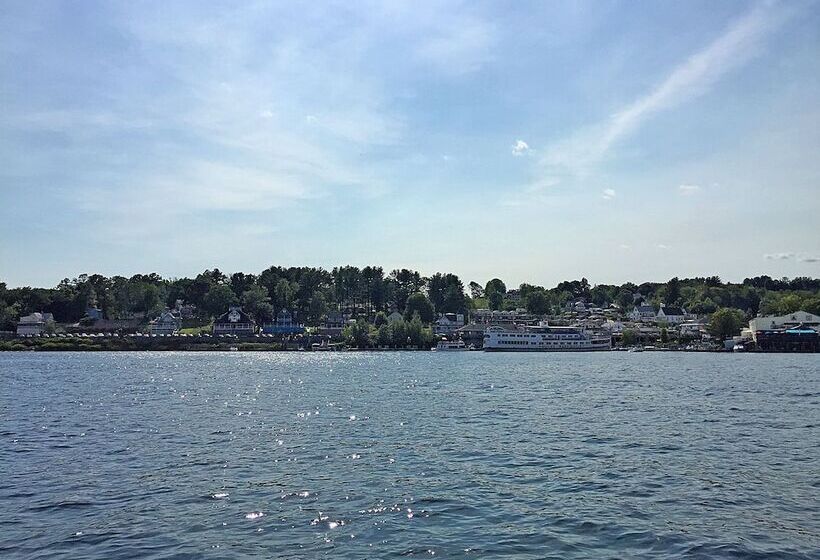 Half Moon Motel & Cottages