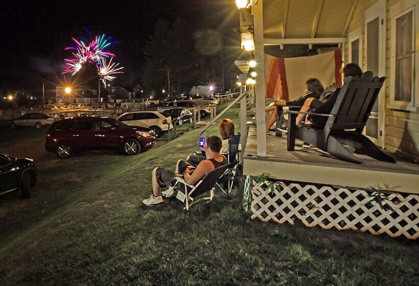 Half Moon Motel & Cottages