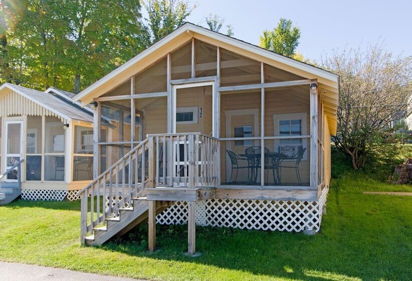 Half Moon Motel & Cottages