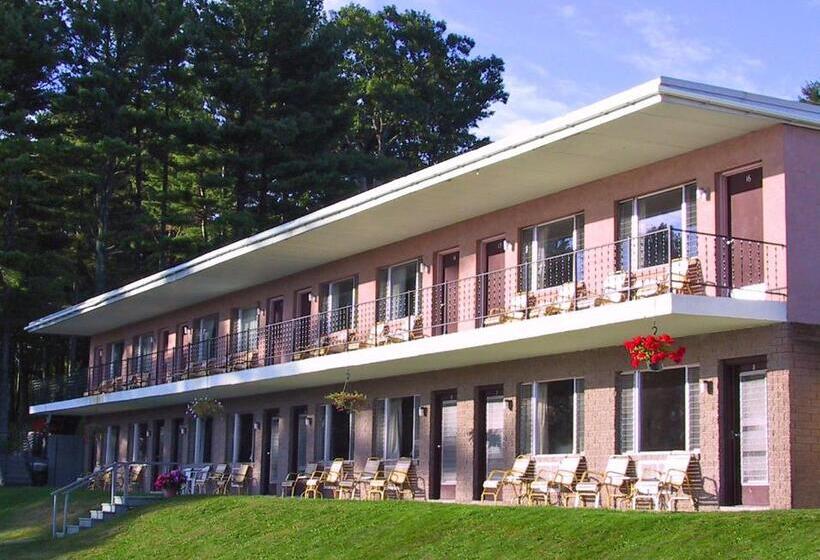 Half Moon Motel & Cottages