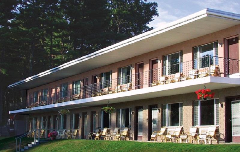 Half Moon Motel & Cottages