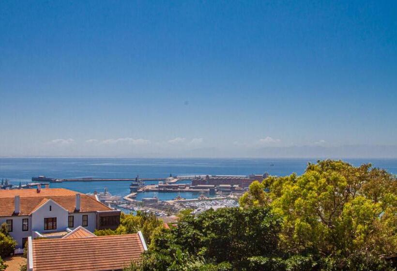 فندق A Boat House