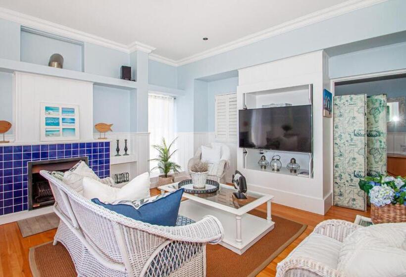 فندق A Boat House