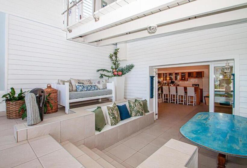 فندق A Boat House