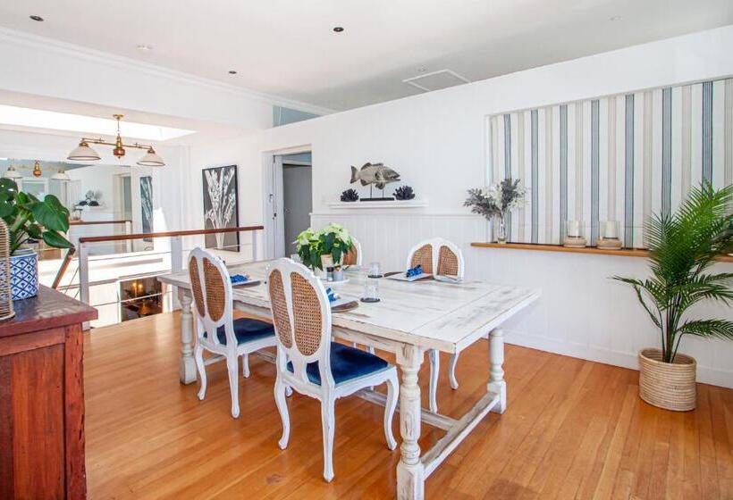 فندق A Boat House