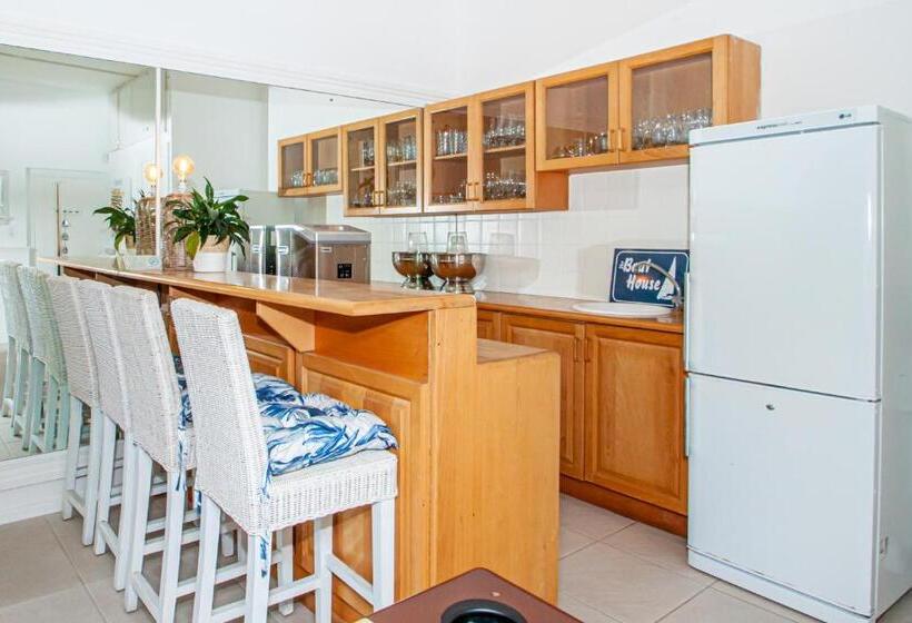 فندق A Boat House