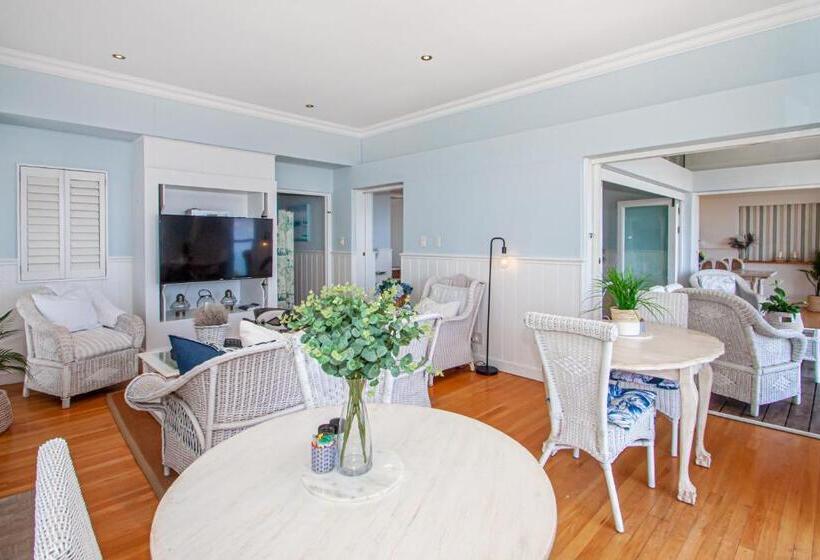 فندق A Boat House