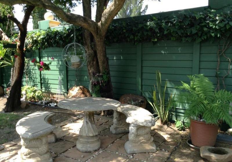 Отель Araluen Cottage