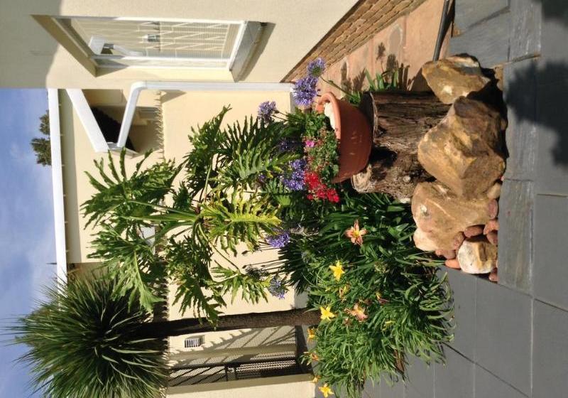 Отель Araluen Cottage