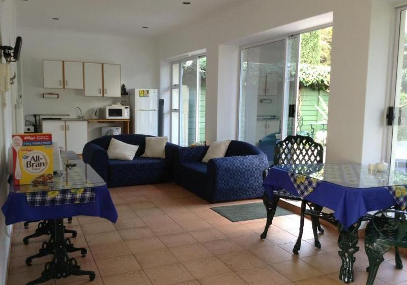 Отель Araluen Cottage