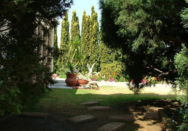 Отель Araluen Cottage