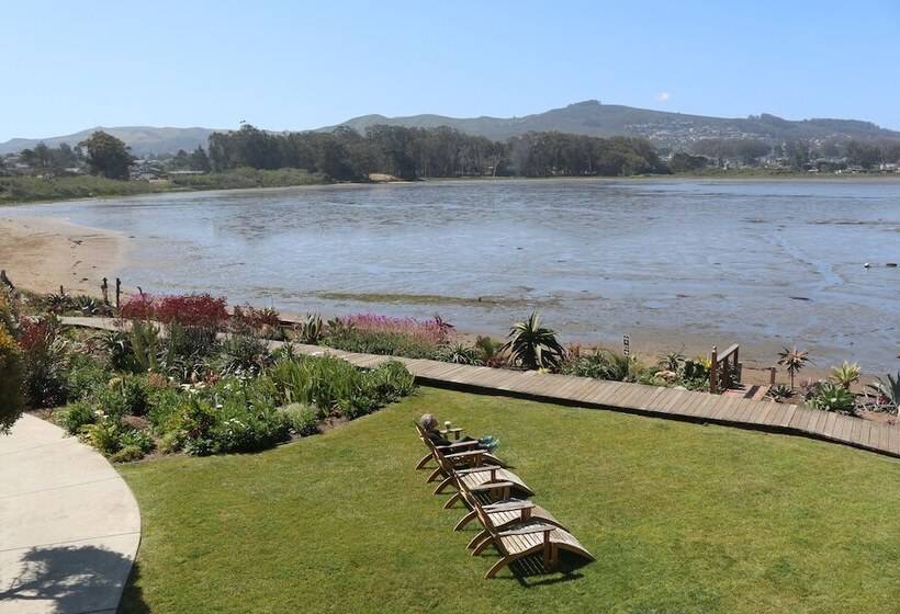 בית מלון כפרי Back Bay Inn