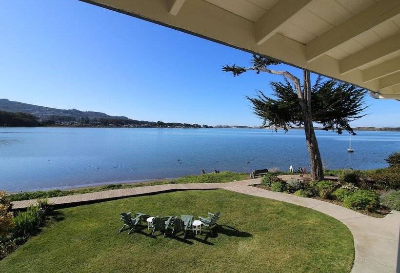 בית מלון כפרי Back Bay Inn