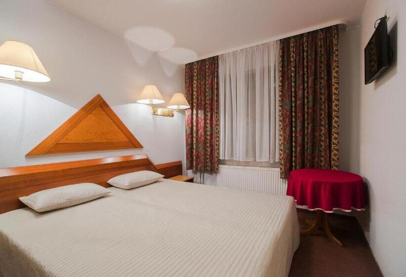 ホテル Dom Wczasowy Kormoran Niechorze   300m Od Plaży