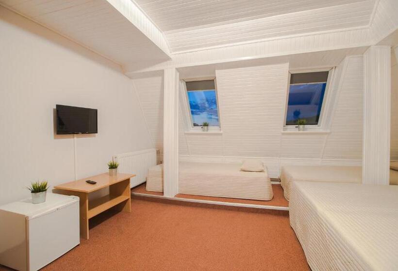 ホテル Dom Wczasowy Kormoran Niechorze   300m Od Plaży