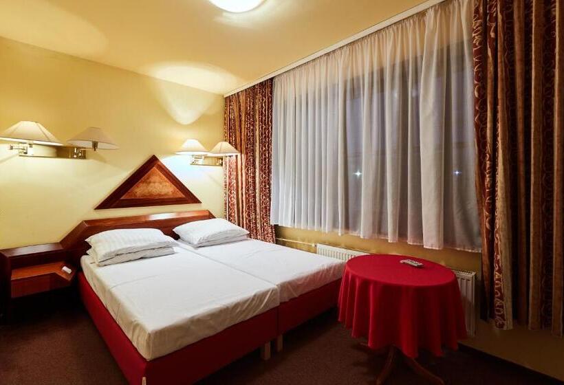 ホテル Dom Wczasowy Kormoran Niechorze   300m Od Plaży