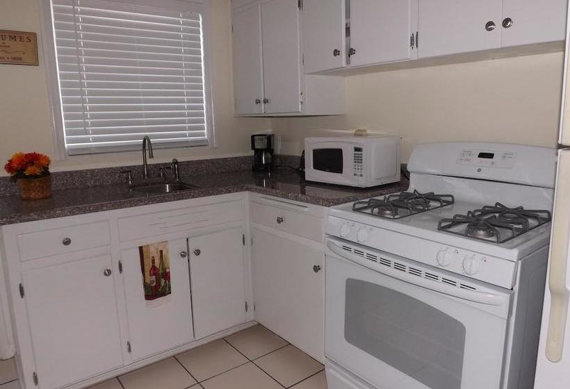 فندق Eamon James Apartments & Suites