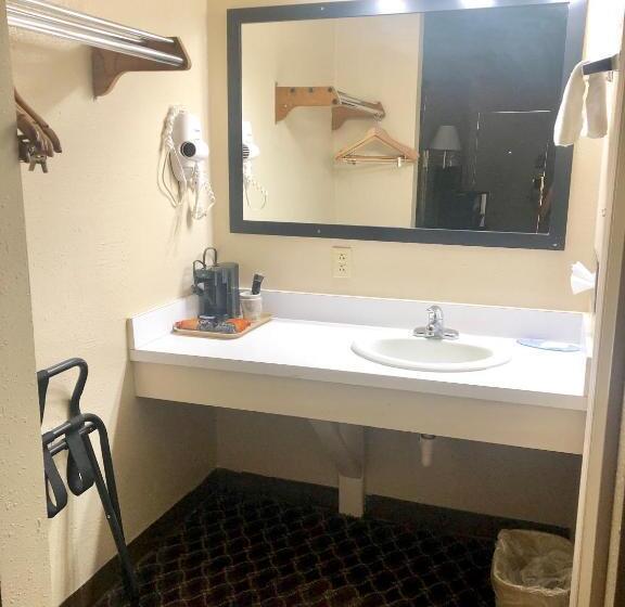 هتل Economy Inn Mccook