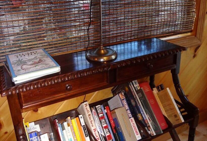 Отель Hinckley's Dreamwood Cottages