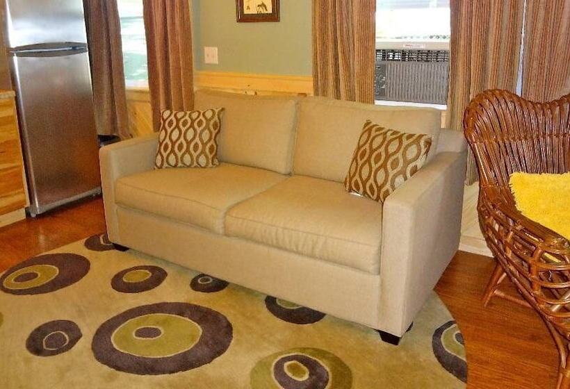 Отель Hinckley's Dreamwood Cottages